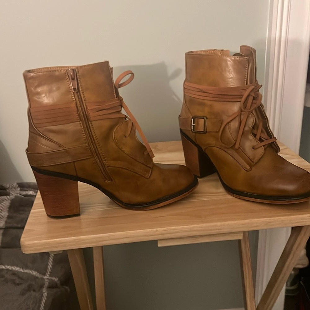 Women brown boots size 8